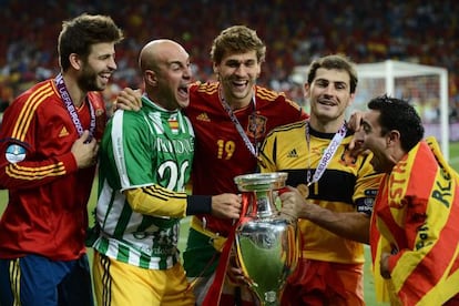 Spanish players (From L) Gerard Piqué, Pepe Reina, Fernando Llorente, Iker Casillas and Xavi Hernandez pose with the trophy in Kiev's Olympic Stadium.