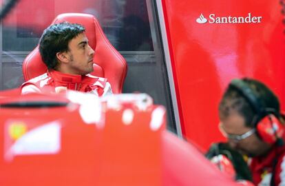 Fernando Alonso, en el garaje de Ferrari.