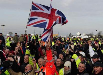 Empleados de la refinería Lindsey de Total ondean una bandera con la leyenda: "Empleos británicos para trabajadores británicos".