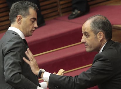 Ricardo Costa y Francisco Camps, ayer, en las Cortes Valencianas.