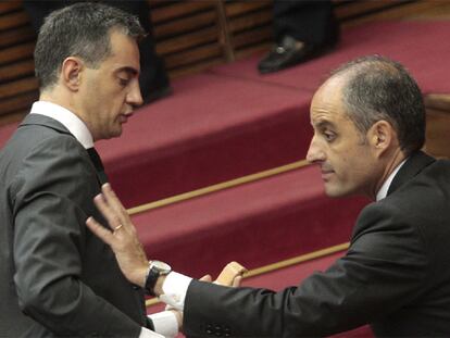 Ricardo Costa y Francisco Camps, ayer, en las Cortes Valencianas.