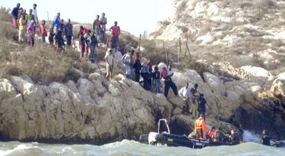 Soldados españoles abastecen de agua y comida a inmigrantes en Isla de Tierra.