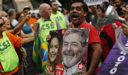 Homem segura cartaz com Lula e Dilma no protesto do Rio.