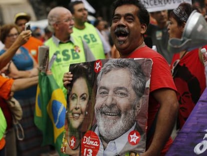 Homem segura cartaz com Lula e Dilma no protesto do Rio.