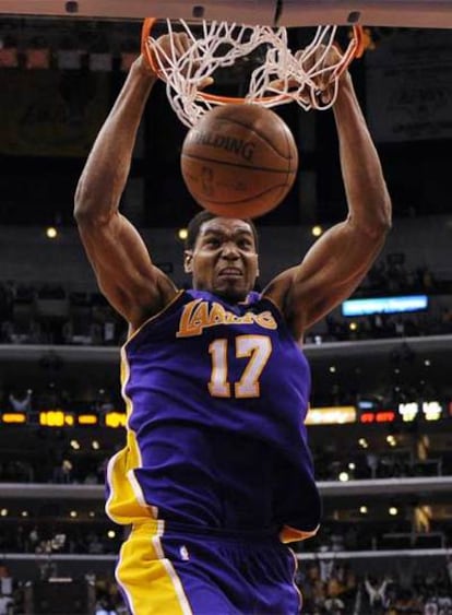 La estrella del partido, el jugador de los Lakers Andrew Bynum