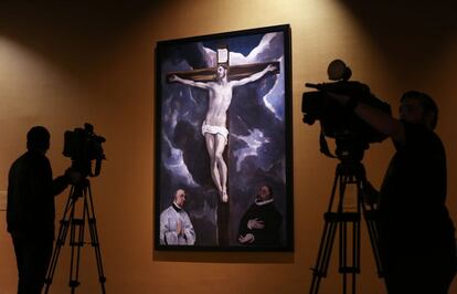 Dos reporteros de televisi&oacute;n trabajan junto a &#039;&#039;La Crucifixi&oacute;n con dos donantes&#039; en el Museo de Santa Cruz