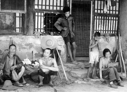 Familia china de una granja en Pekín, en los años sesenta.