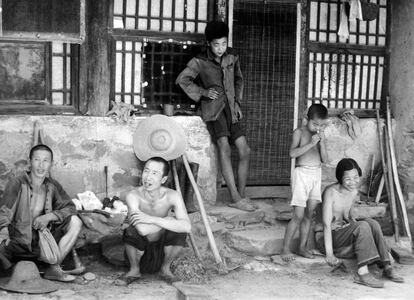 Familia china de una granja en Pekín, en los años sesenta.