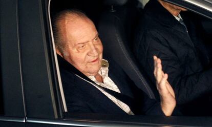 El rey Juan Carlos saluda al abandonar en un autom&oacute;vil el hospital, el pasado d&iacute;a 2.