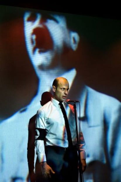 Eduard Farelo, en una escena de 'La ola' en el Lliure.