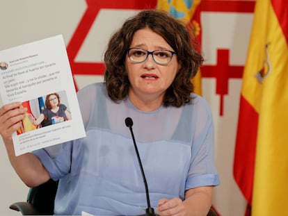 La vicepresidenta y portavoz del Gobierno valenciano, Mónica Oltra, durante la rueda de prensa tras el pleno del Consell de este viernes, esgrime uno de los mensajes con insultos y amenazas que recibe por las redes sociales de la extrema derecha, según ha denunciado.