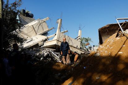 Ciudadanos palestinos buscan víctimas en el lugar de un bombardeo israelí en Jan Yunis, al sur de la franja de Gaza, este sábado.