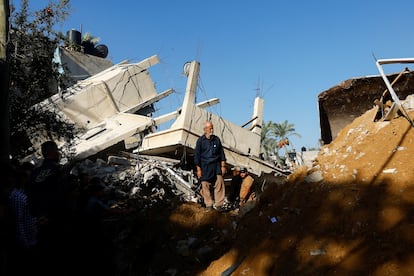 Ciudadanos palestinos buscan víctimas en el lugar de un bombardeo israelí en Jan Yunis, al sur de la franja de Gaza, este sábado.