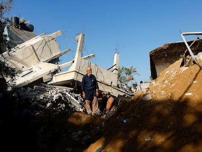 Ciudadanos palestinos buscan víctimas en el lugar de un bombardeo israelí en Jan Yunis, al sur de la franja de Gaza, este sábado.