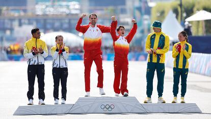 Spanish athletes, in the centre, Álvaro Martín and María Pérez, gold; together with Ecuadorians, on the left, Brian Daniel Pintado and Glenda Morejón, silver, and Australians Rhydan Cowley and Jemima Montag, bronze, during the medal ceremony for the mixed marathon race walking event at the Paris 2024 Olympic Games.