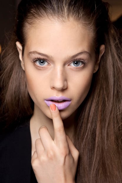 Amanda Lepore hace la combinación entre labios y uñas: lila y naranja, ¡deliciosos!