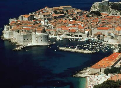 La amurallada ciudad de Dubrovnik, Croacia, en la costa dálmata.