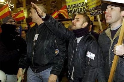 Militantes de la extrema derecha durante una manifestación celebrada en el barrio de Russafa de Valencia.