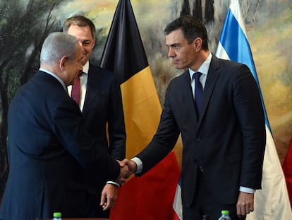 El presidente del Gobierno español, Pedro Sánchez, saluda a su homólogo israelí, Benjamín Netanyahu, en presencia del primer ministro belga, Alexander de Croo, este jueves en Jerusalén.