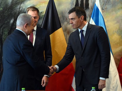 El presidente del Gobierno, Pedro Sánchez, saluda al primer ministro de Israel, Benjamín Netanyahu, en presencia del primer ministro de Bélgica, Alexander de Croo, el 23 de noviembre en Jerusalén.