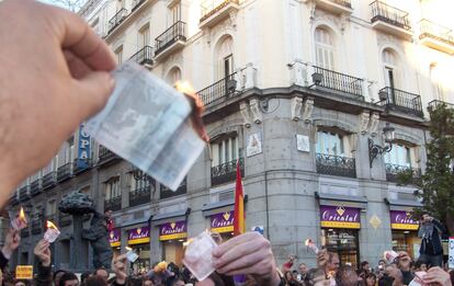 'Quema el dinero y baila', acción del Grupo Surrealista de Madrid durante una protesta de afectados por la caída de Lehman Brothers en 2008.