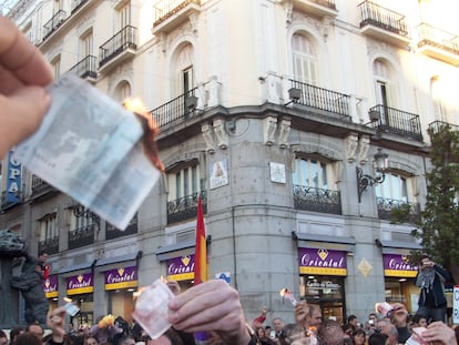 'Quema el dinero y baila', acción del Grupo Surrealista de Madrid durante una protesta de afectados por la caída de Lehman Brothers en 2008.