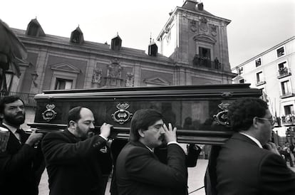 El féretro con los restos mortales del alcalde de Madrid, Enrique Tierno Galván, es llevado a hombros en la plaza de la Villa, el 21 de enero de 1986.