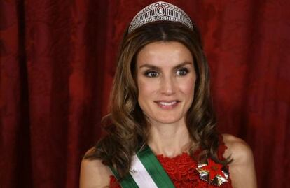 Do&ntilde;a Letizia, vestida con corona y banda para una cena en el Palacio Real.