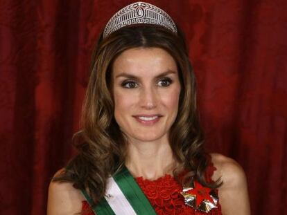 Doña Letizia, vestida con corona y banda para una cena en el Palacio Real.