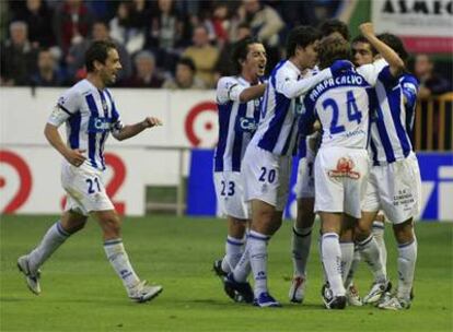 Los jugadores del Recreativo celebran un gol