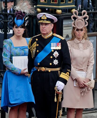 Eugenia y Beatriz, con su padre, Andrés de Inglaterra.