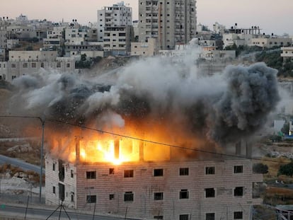 Un edificio palestino es demolido, este lunes en Wadi Humus.