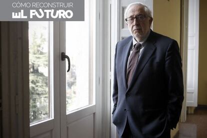 EL PAÍS ha planteado un decálogo de reformas ante la incapacidad de las instituciones para hacer frente a la grave crisis política y económica que sufre España. Con esta entrevista a Juan José Solozábal, catedrático de Derecho Constitucional, el periódico inicia una serie de encuentros con intelectuales relevantes para analizar los problemas de la sociedad española.