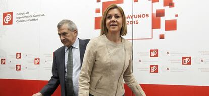 La secretaria general del PP, Mar&iacute;a Dolores de Cospedal, y el presidente del Colegio de Ingenieros de Caminos, Juan Antonio Santamera.