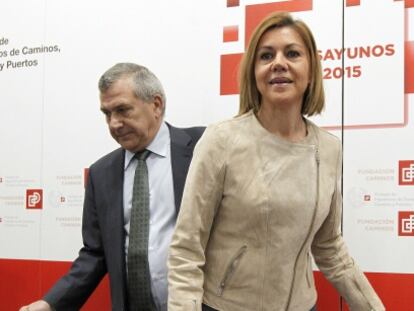 La secretaria general del PP, Mar&iacute;a Dolores de Cospedal, y el presidente del Colegio de Ingenieros de Caminos, Juan Antonio Santamera.