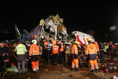 El Ministerio de Transporte alegó que se debió a que hizo “un aterrizaje duro”. En la imagen, los servicios de emergencia inspeccionan el avión siniestrado.