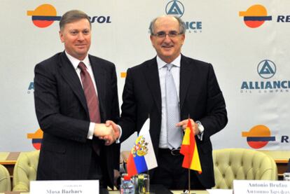 Antonio Brufau (derecha) saluda al presidente de Alliance Group, Musa Bazhaev, durante la firma del acuerdo, ayer en Moscú.