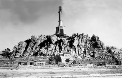 Al iniciarse las obras del Valle de los Caídos se estableció que deberían estar terminadas en un año. La dificultad técnica de llevarlas a cabo por el hecho de tener que agujerear y construir en el interior de la roca, alzar la cruz de 150 metros, o la situación económica de España hicieron, entre otras causas, que se alargaran y que el monumento no se terminara hasta 1959. Vista posterior de las obras del Valle en noviembre de 1952. Al fondo, parte de la gran cruz que coronará la monumental edificación.