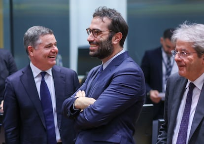 El ministro de Economía, Carlos Cuerpo, la semana pasada en Bruselas con el presidente del Eurogrupo, Paschal Donohoe (a la izquierda) y Paolo Gentiloni, comisario europeo de Economía (a la derecha).