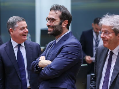 El ministro de Economía, Carlos Cuerpo, la semana pasada en Bruselas con el presidente del Eurogrupo, Paschal Donohoe (a la izquierda) y Paolo Gentiloni, comisario europeo de Economía (a la derecha).