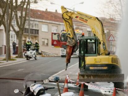 Los bomberos arrojan agua sobre la zona afectada por el escape de gas en el centro de Vitoria.