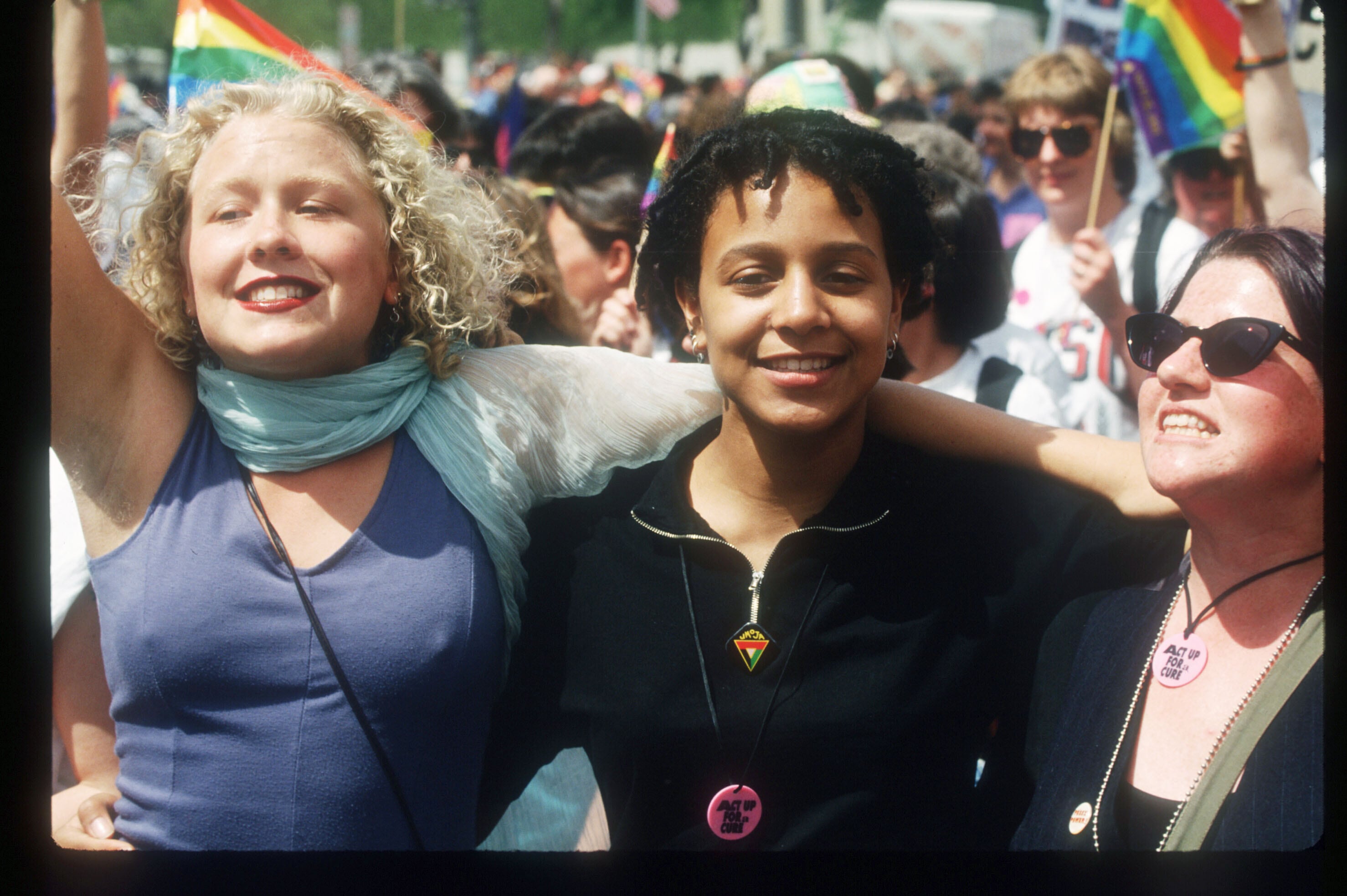 Donaciones de sangre, activismo y empatía: así ayudaron las lesbianas a la lucha contra el VIH y el Sida