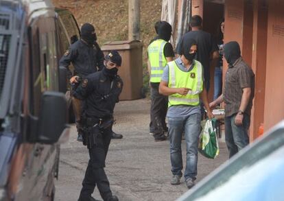 Agents escorcollen pisos al barri Font de la Pólvora.