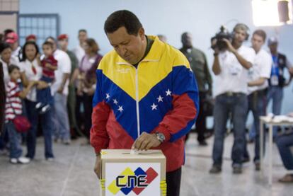 El presidente venezolano, Hugo Chávez, ayer en el momento de depositar su voto en Caracas.