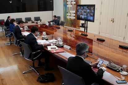 De izquierda a derecha; el ministro de Transporte José Luis Ábalos; la ministra de Defensa, Margarita Robles; el presidente del Gobierno, Pedro Sánchez; el ministro de Sanidad, Salvador Illa, y el ministro del Interior, Fernando Grande-Marlaska, durante la videoconferencia con los presidentes de Comunidades Autónomas en la que ha aprobado la paralización de todas las actividades no esenciales a partir del lunes como una "medida excepcional".