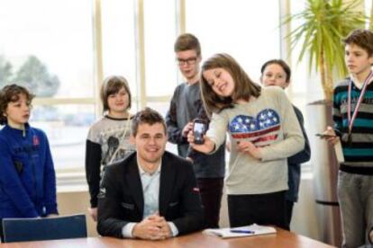 Magnus Carlsen, rodeadio de jóvenes aficionados el día de la ceremonia inaugural en Wijk aan Zee