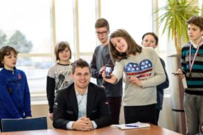 Magnus Carlsen, rodeadio de j&oacute;venes aficionados el d&iacute;a de la ceremonia inaugural en Wijk aan Zee