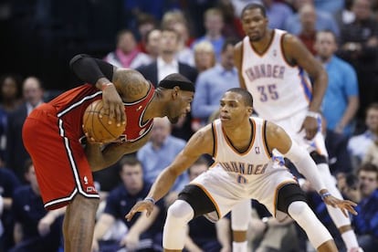 LeBron James protege la pelota ante Westbrook