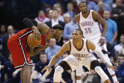 LeBron James protege la pelota ante Westbrook 