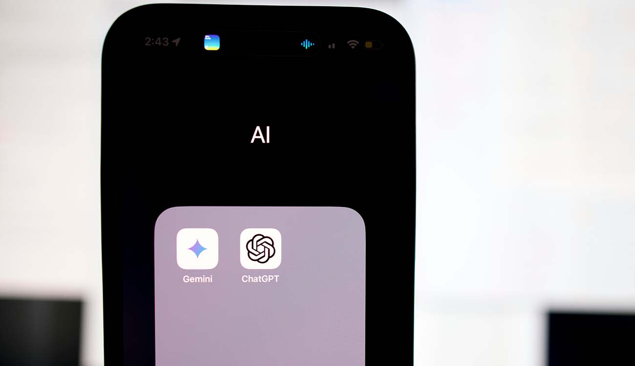 Movíl con la app de ChatGPT